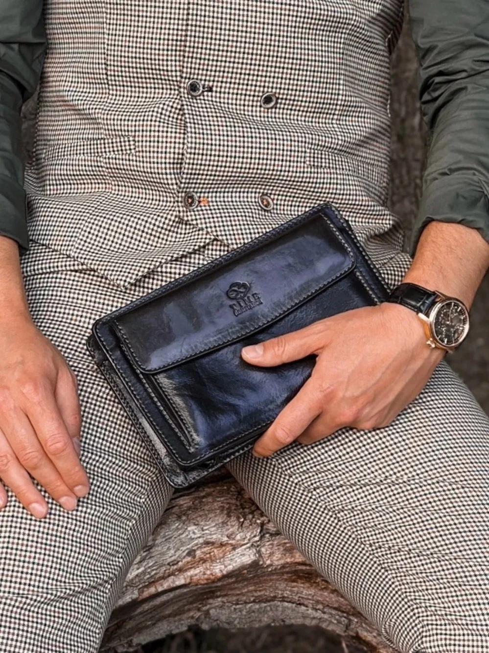 Time Resistance Decameron Men's Black Leather Clutch